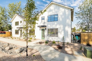 Exterior - NEW Downtown Sisters Luxe Retreat with Hot Tub + Firepit (Sisters)