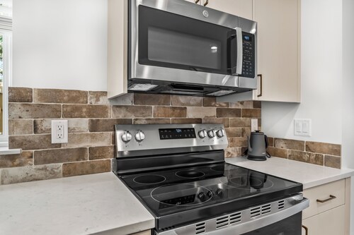 NEW Downtown Sisters Luxe Retreat with Hot Tub + Firepit