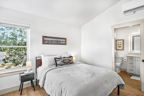 Room - NEW Downtown Sisters Luxe Retreat with Hot Tub + Firepit (Sisters)