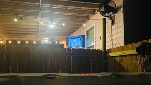 Un bain à remous avec une terrasse en bois et une clôture en bois.