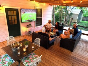 Outdoor dining - River Road Blush Bungalow (Boerne)