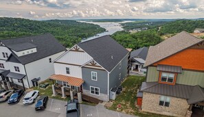 Un quartier résidentiel avec des maisons, un parking et une rivière en arrière-plan.