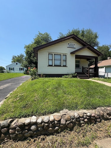 New pet friendly listing, modern, clean, updated!