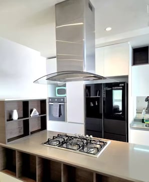 Eine moderne Küche mit Kochinsel, Edelstahlgeräten und einem eleganten Design.