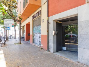 Ein Gebäude mit geschlossenem Eingang und einem Schild für 'L'ARBRE BAR - CAFETERIA' darüber.