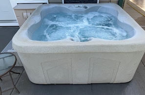 Outdoor spa tub - The Sweet Spot Guesthouse 2 bedroom with loft (Hibbing)