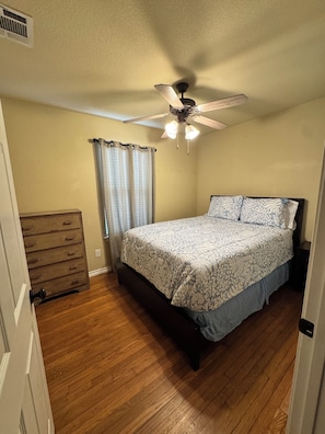 Room - The Thornton Inn - 3-bedroom apartment in peaceful Arlington with AC and comfort (Arlington)