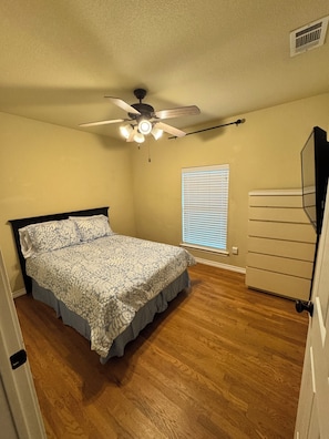 Room - The Thornton Inn - 3-bedroom apartment in peaceful Arlington with AC and comfort (Arlington)