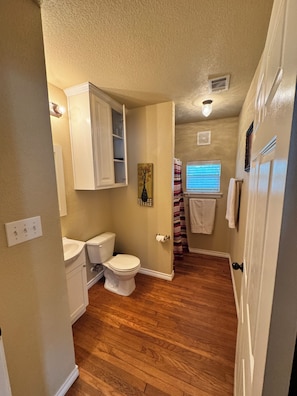 Bathroom - The Thornton Inn - 3-bedroom apartment in peaceful Arlington with AC and comfort (Arlington)