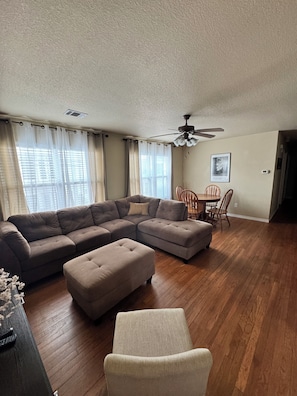 Living area - The Thornton Inn - 3-bedroom apartment in peaceful Arlington with AC and comfort (Arlington)
