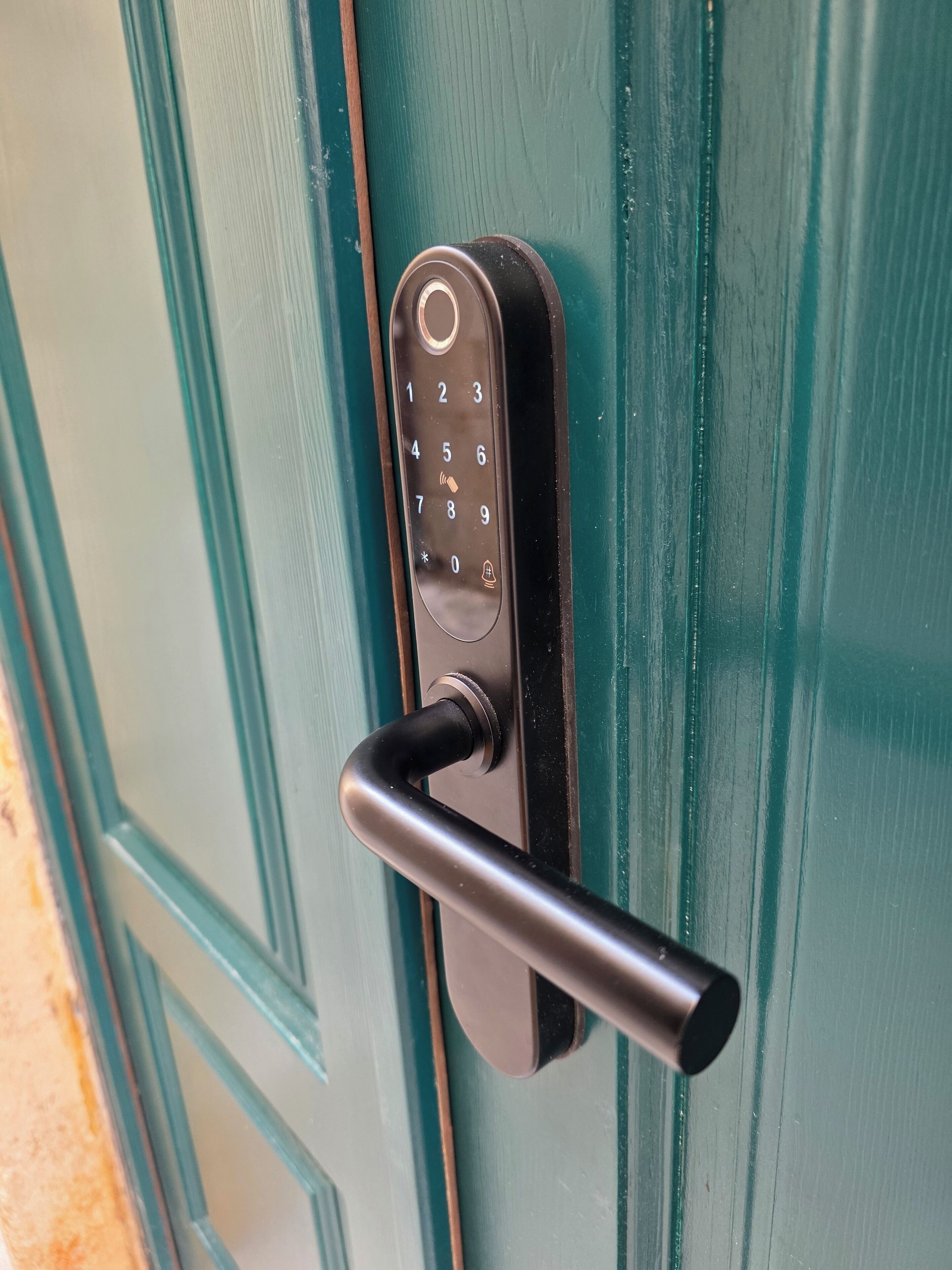 Una puerta con teclado numérico y manija de palanca.