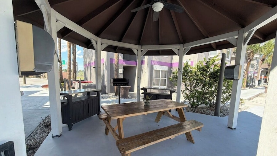 Lyrios Vacation Rentals - The Palms