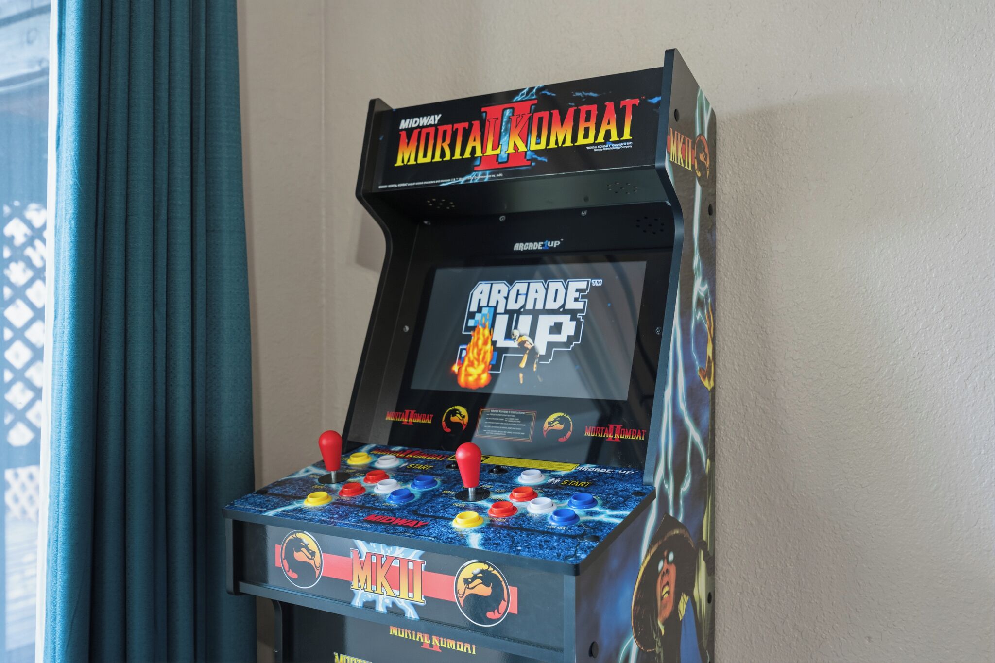 Una máquina de videojuegos de Mortal Kombat con una pantalla que muestra 'Arcade Up' y 'Mortal Kombat'.