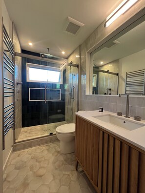 Bathroom - Hither Hills Private Community Beach Access! Enjoy a wonderful 5br house w/AC (Montauk)