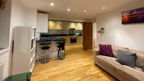 A modern apartment with a kitchen, dining area, and living room. - Modern and super cosy apartment, peaceful location, Richmond London (Richmond)