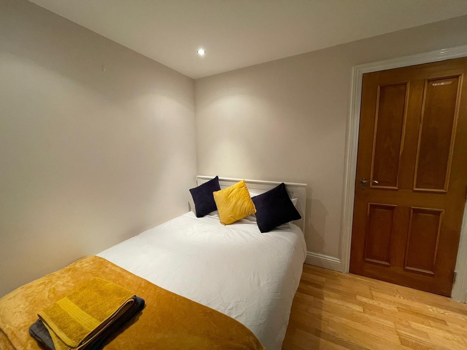 1 habitación, tabla de planchar con plancha y wifi 