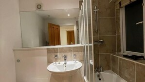 A bathroom with a toilet, sink, and bathtub. - Modern and super cosy apartment, peaceful location, Richmond London (Richmond)