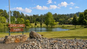 Dyer Lake -puiston opastekyltti, jonka edessä on kivimuuri ja kiviä.