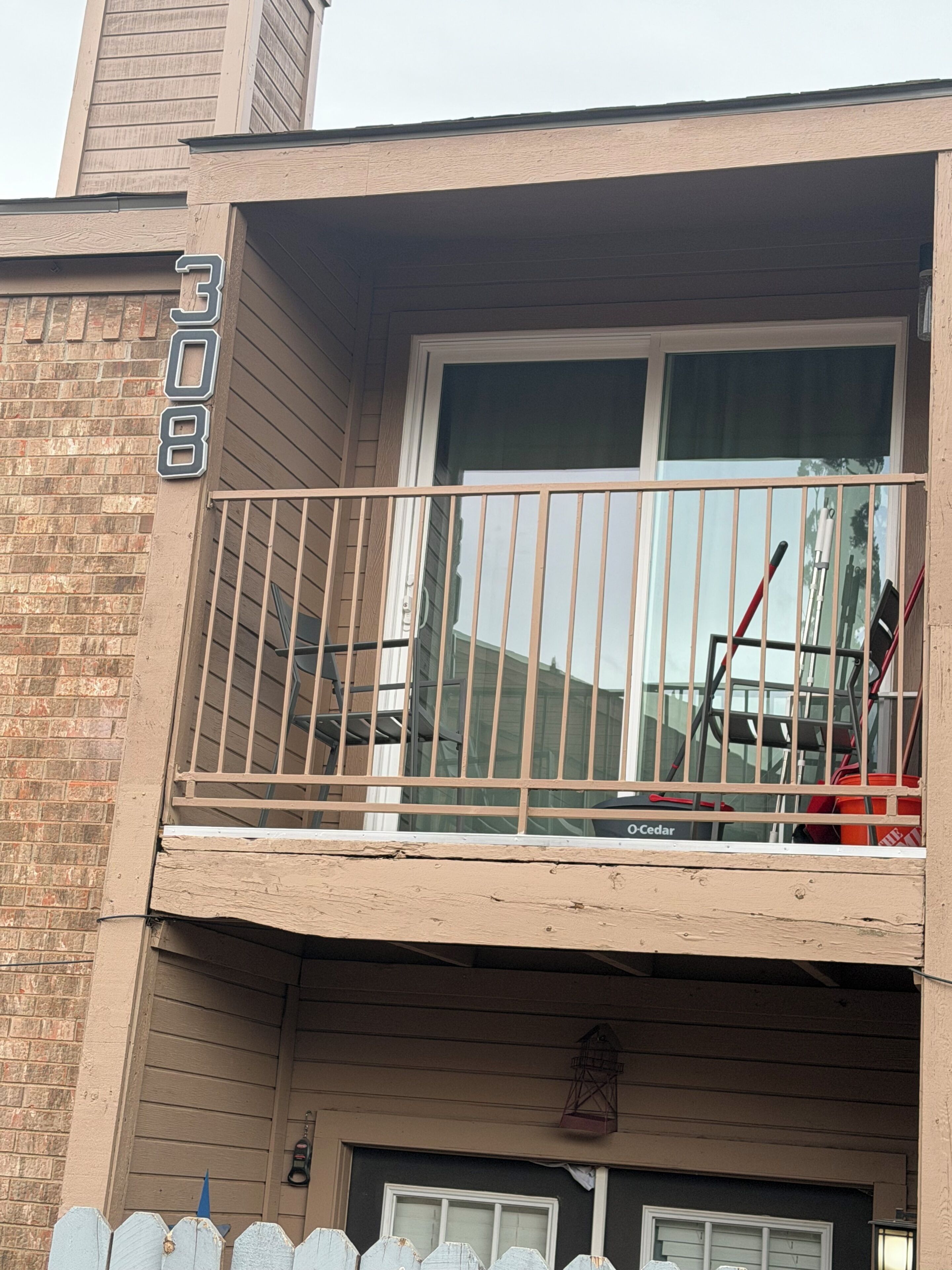 Un bâtiment à deux étages doté d’un balcon, d’une façade en briques et d’une fenêtre bien visible.