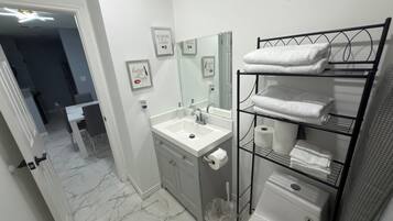 Sèche-cheveux, serviettes fournies, savon, papier toilette