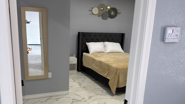 1 habitación, tabla de planchar con plancha, wifi y ropa de cama