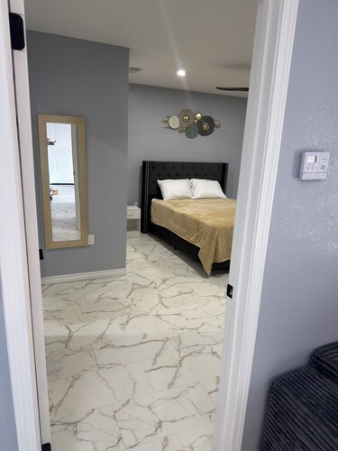     Spacious Modern Apartment, Queen Bed • Twin Beds • Sofa Bed