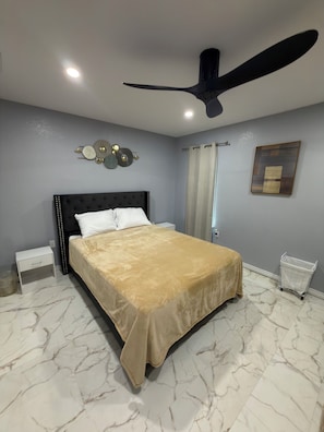 Iron/ironing board, WiFi, bed sheets -     Spacious Modern Apartment, Queen Bed • Twin Beds • Sofa Bed (Midland)