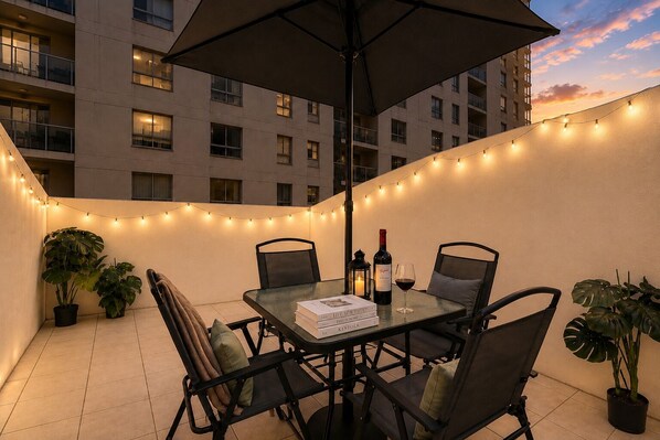 Outdoor dining - Prime Chinatown Luxury Studio with Balcony & View (Sydney)