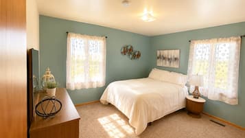 3 bedrooms, iron/ironing board, WiFi, bed sheets