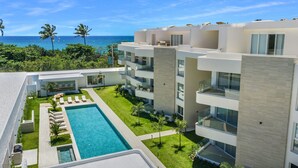 Un hôtel moderne doté d’une piscine, de nombreux balcons et offrant une vue sur l’océan.
