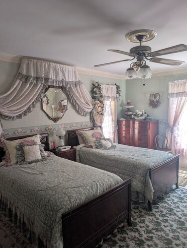 5-bedroom Victorian Inn at the Mill & Waterfalls - Saint Johnsville, NY
