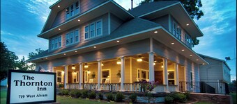 The Thornton In - 2 Queens Beds Close to UTA and AT&T Stadium
