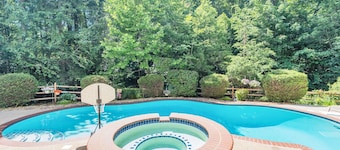 Private Oasis Retreat with a Pool