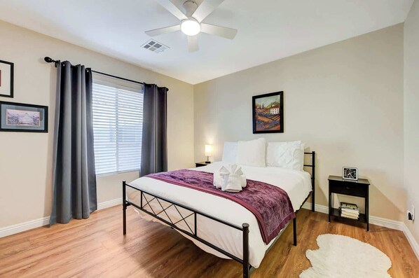 2 habitaciones, escritorio, tabla de planchar con plancha y wifi 
