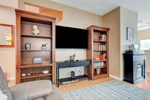 Gated 2BR End-Unit | Family Park, Pool & Trails