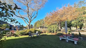 Outdoor dining - Family Cottage-House in Lovely James Bay - Only 1 Blk to Ocean and Ogden Point! (Victoria)