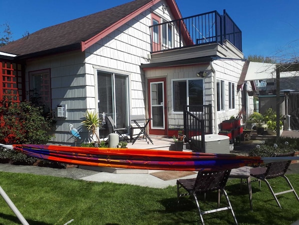 Terrace/patio - Family Cottage-House in Lovely James Bay - Only 1 Blk to Ocean and Ogden Point! (Victoria)