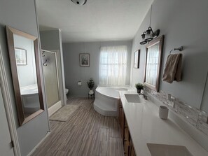 Dusj, hårføner, håndklær og såpe