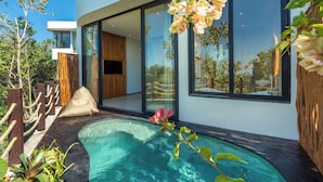 A modern house with a swimming pool, large windows, and a wooden deck. - Villa Karilla (Penida Island)