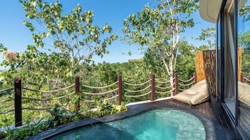 Luxe suite, uitzicht op zwembad | Zwembad | Een buitenzwembad