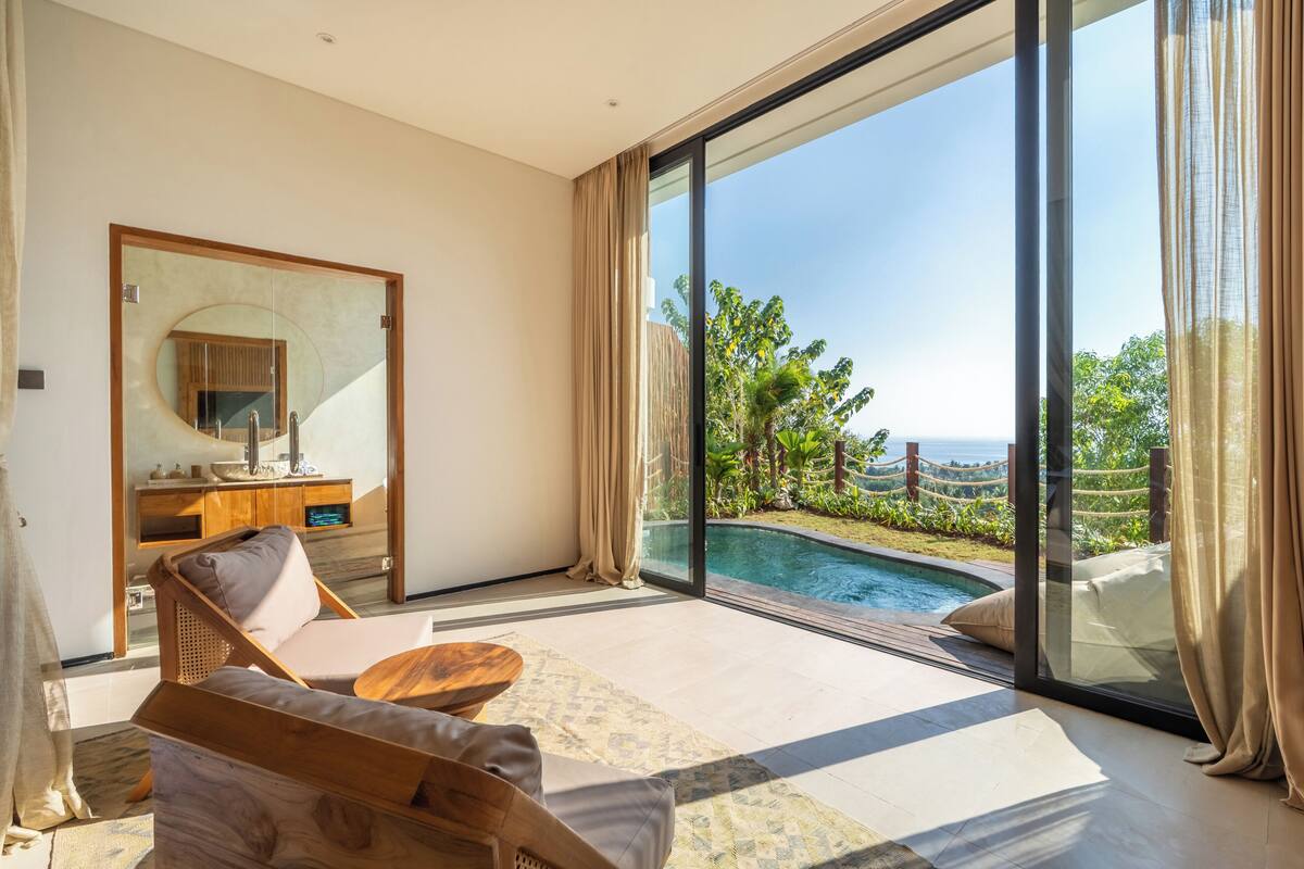 럭셔리 스위트, 바다 전망, 풀사이드 | 고급 침구, 메모리폼 침대, 무료 미니바, 책상