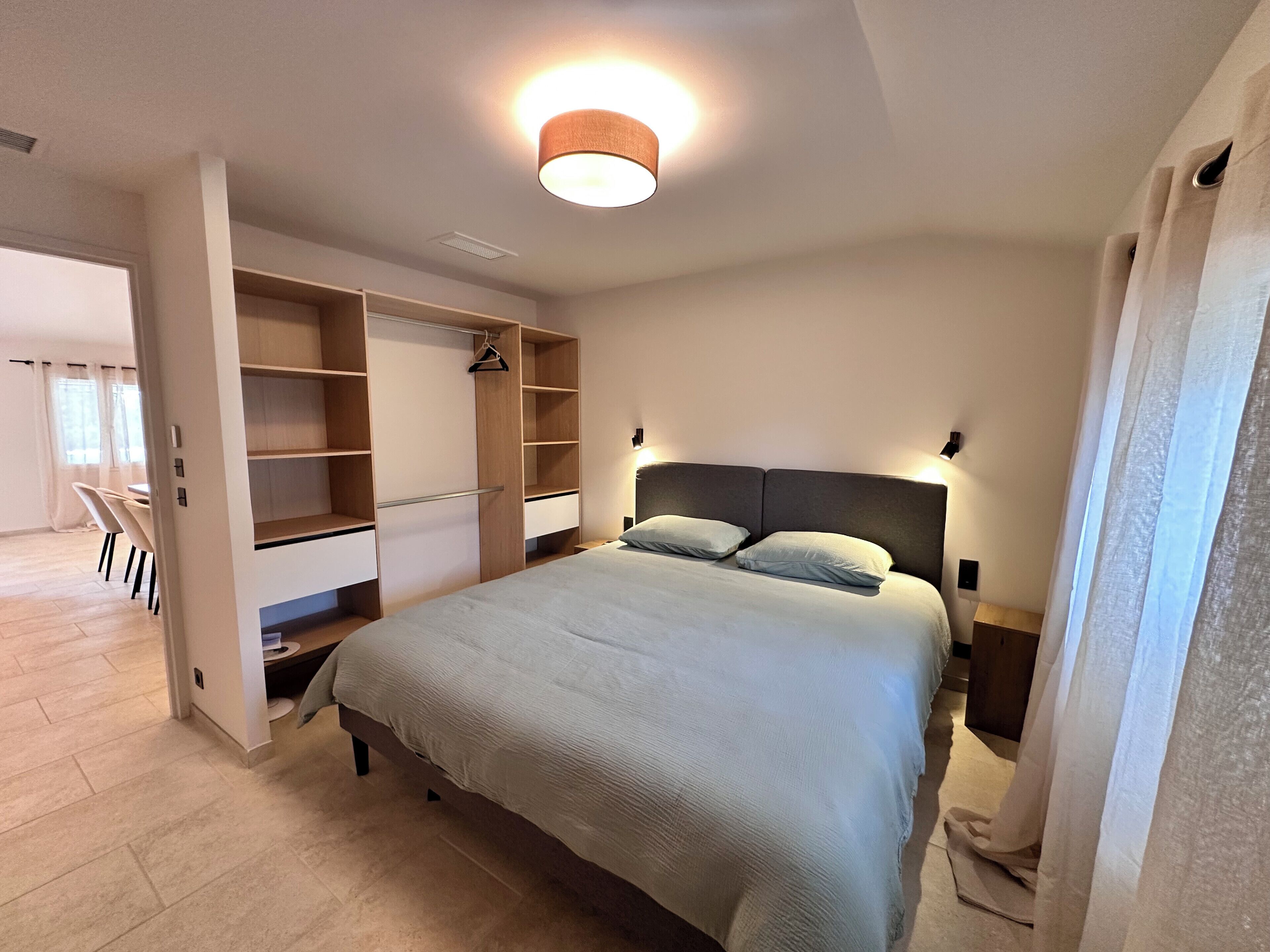 5 bedrooms, iron/ironing board, WiFi, bed sheets