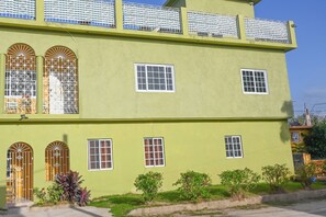 Exterior - 2-bedroom apartment in fantastic Montego Bay with AC (Montego Bay)