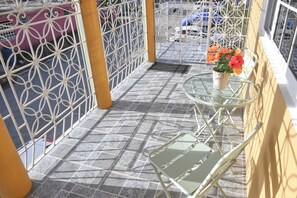 Outdoor dining - 2-bedroom apartment in fantastic Montego Bay with AC (Montego Bay)