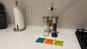 A kitchen counter with a paper towel holder, two salt shakers, and three packets of tea. - w* | Enchanting Loft in the Heart of Roma Sur (Ciudad de México)