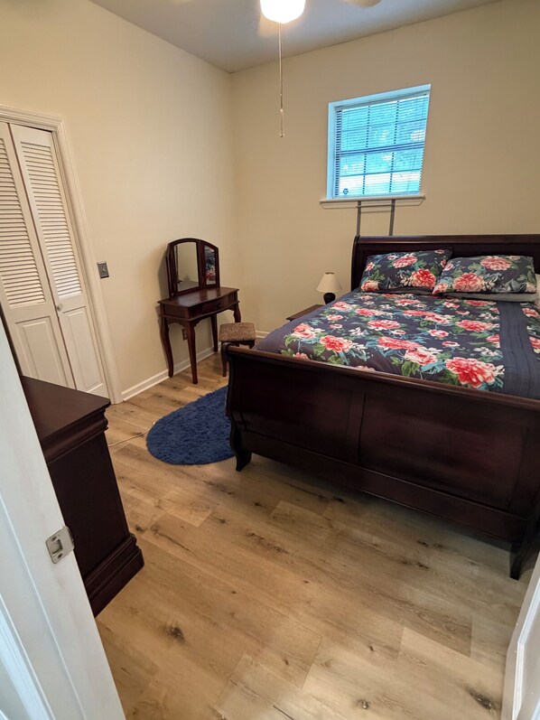 3 bedrooms, desk, iron/ironing board, free WiFi