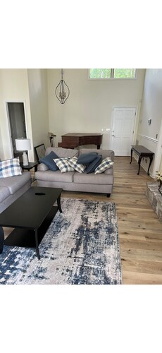 Private Dock and prime location family friendly Tennessee River get away