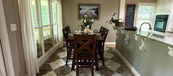 Delightful Westpoint Lakehouse with AC in charming LaGrange