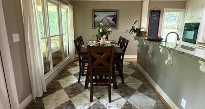 Delightful Westpoint Lakehouse with AC in charming LaGrange