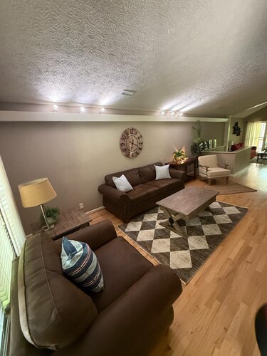 Delightful Westpoint Lakehouse with AC in charming LaGrange